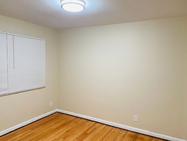 Building Photo - Inner SE Cool and Comfort