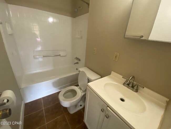 Building Photo - 619 E 13th St