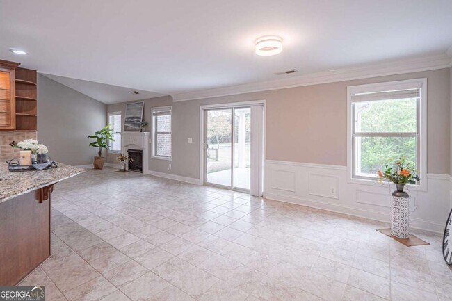 Building Photo - 5660 Crest Hill Dr NE
