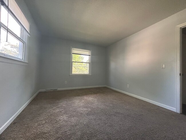 Building Photo - Large 4 bedroom 3 bathroom house in the he...