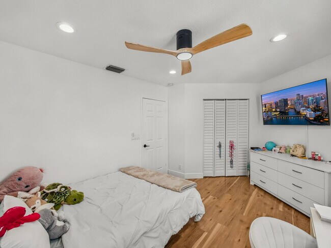 Building Photo - 6017 Newport Village Way