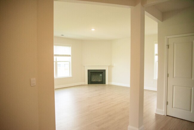 Building Photo - 307 River Trce Lp