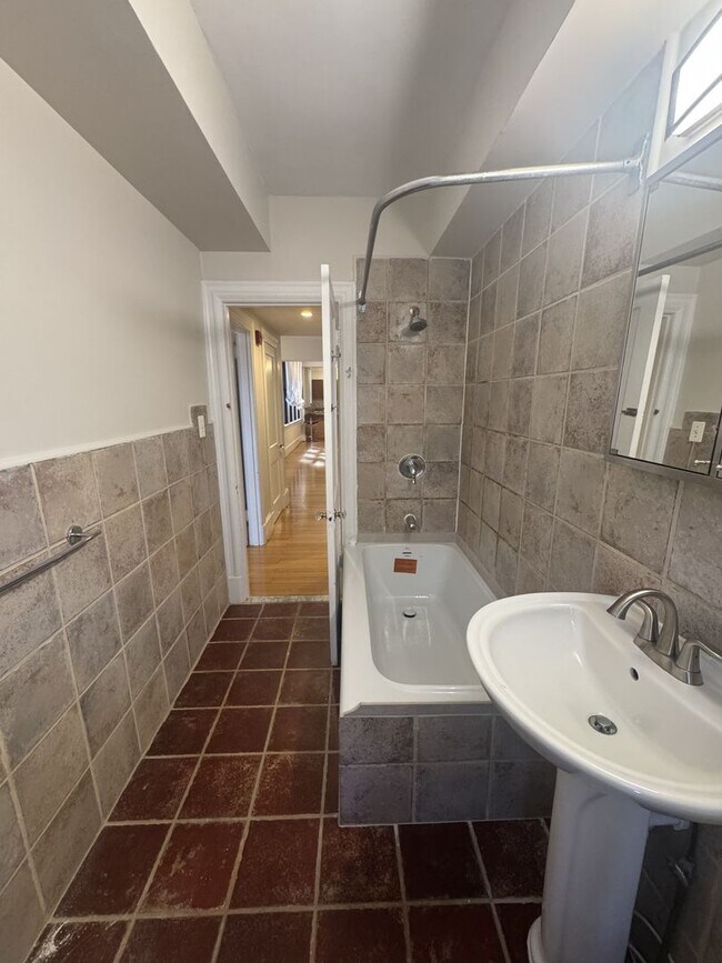 Building Photo - Centrally Located 1BR/1BA Apartment in Adams Morgan – Bright, Modern & Walkable!