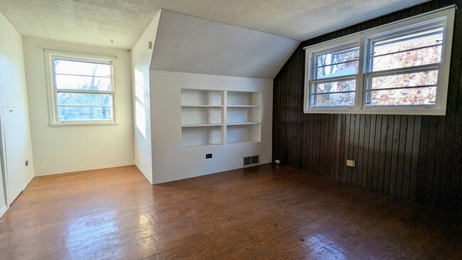 Building Photo - 917 S Summit St