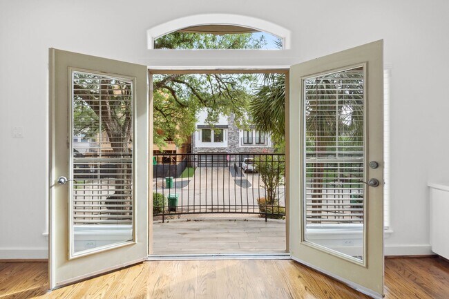 Building Photo - Live Near Memorial Park! Spacious 3BR with...