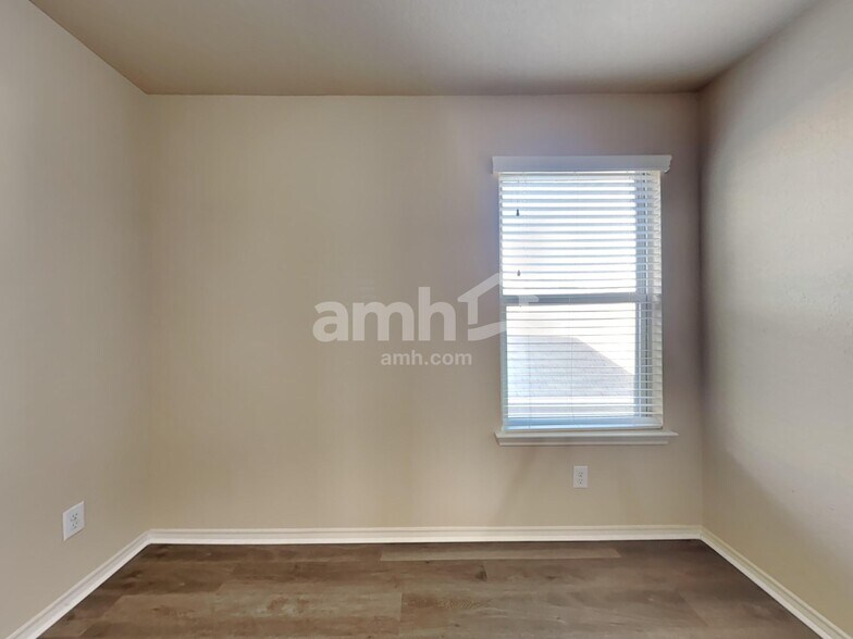 Building Photo - 10450 Rosewood Creek