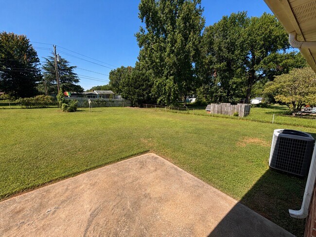 Building Photo - 813 Branchwood Dr