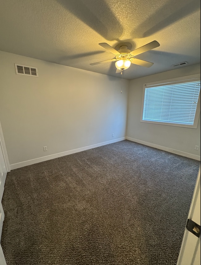 Building Photo - Beautiful, single-family home in Altoona! Call Today!