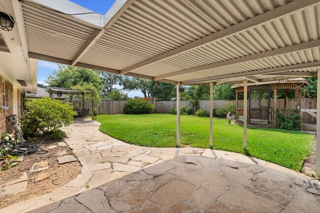 Building Photo - 935 Stonecrest Dr
