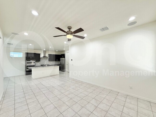 Building Photo - 735 W Derringer Way
