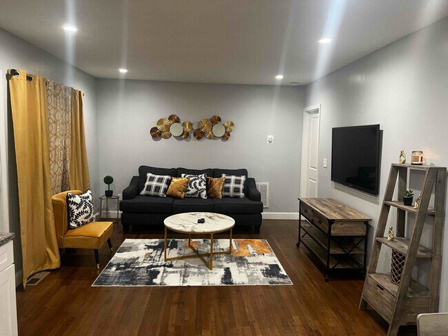 Building Photo - 2556 Main St