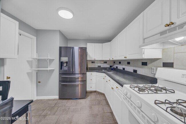 Building Photo - 393 College Dr