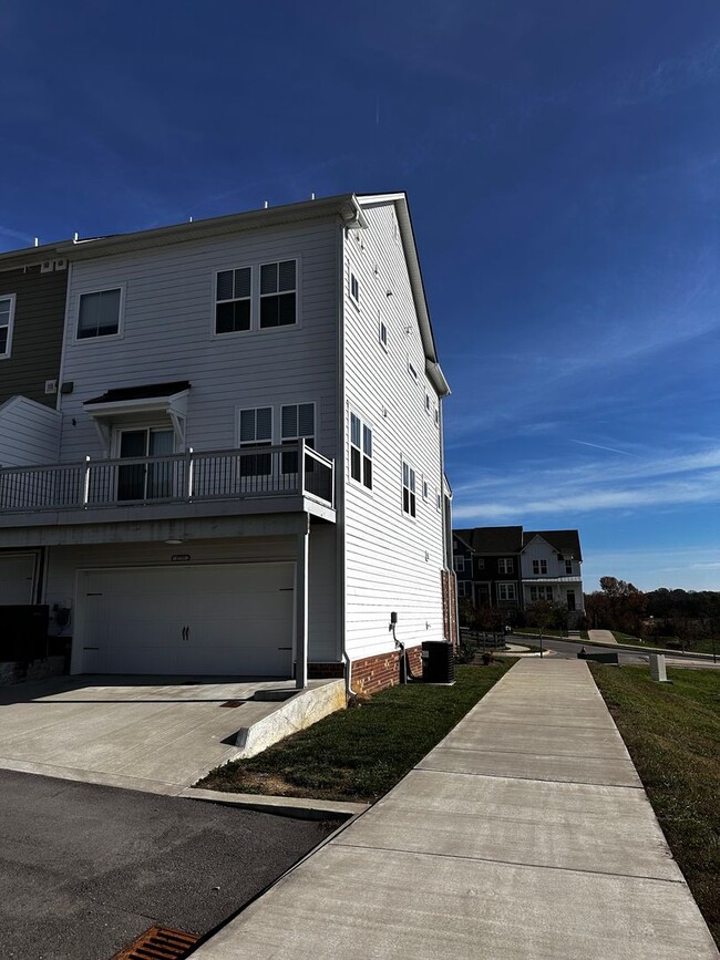 Building Photo - Nolensville Townhouse With 2 Car Garage