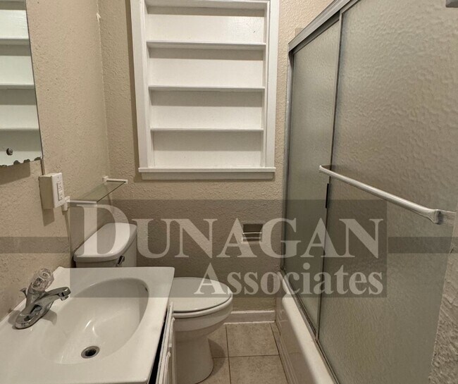 Building Photo - 3 bedroom 1 bath home with updates!