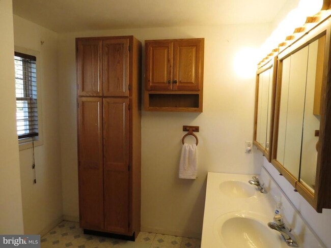 Building Photo - 1513 Wampanoag Dr