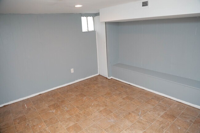 Basement 4 - 4231 Nicholas Ave