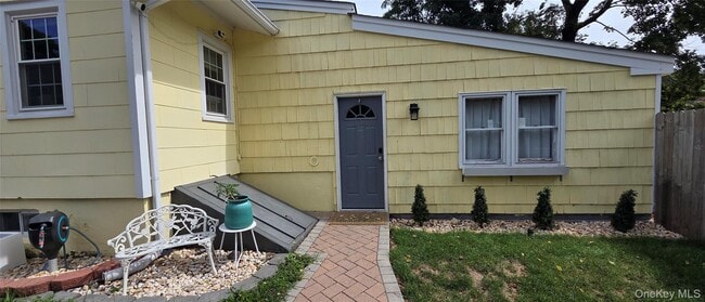 Building Photo - 338 Main St