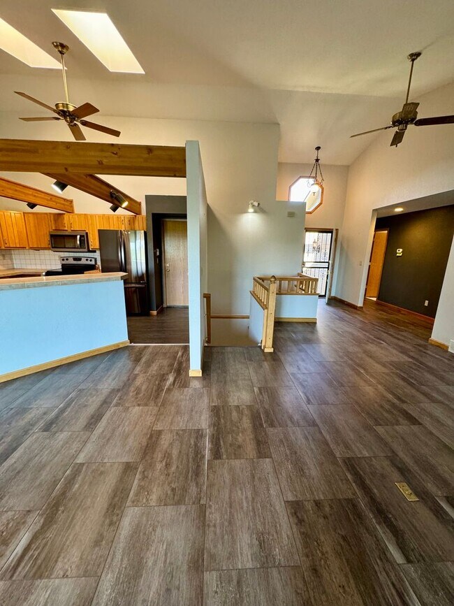 Building Photo - Well Maintained 3 bedroom end unit Townhom...