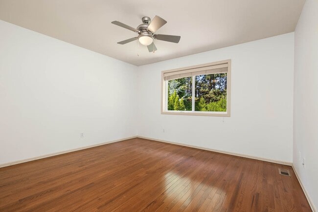 Building Photo - Elegant Redmond Retreat | 4 Bed + 2 Offices | Prime Cul-de-Sac Location