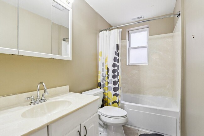 Building Photo - 3432 S Prairie Ave