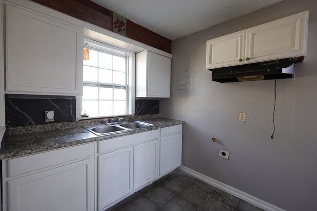 Building Photo - 2361 Joy Ln