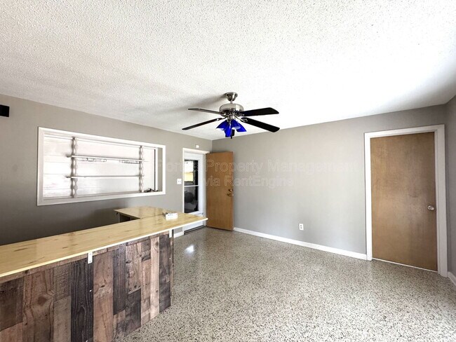Building Photo - 903 Marscastle Ave