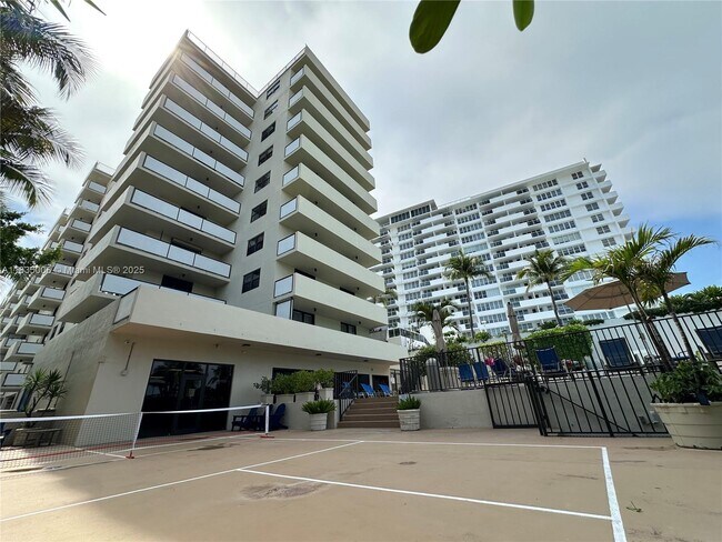 Building Photo - 1621 Collins Ave