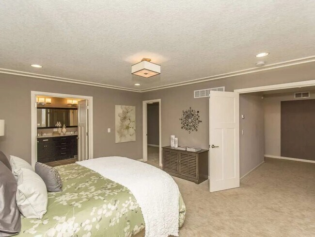 Building Photo - 5321 Interlachen Blvd