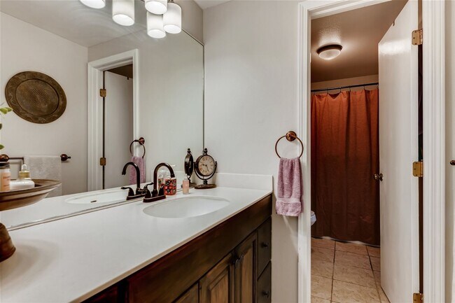 Building Photo - Beautiful Townhome in Knolls West, Centennial