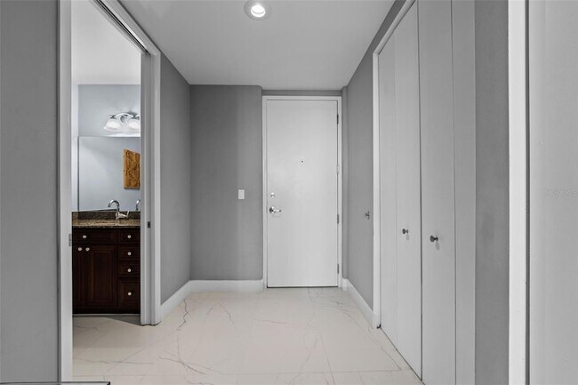 Building Photo - 150 E Robinson St