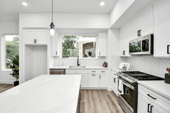 Building Photo - 4804 Elysian St