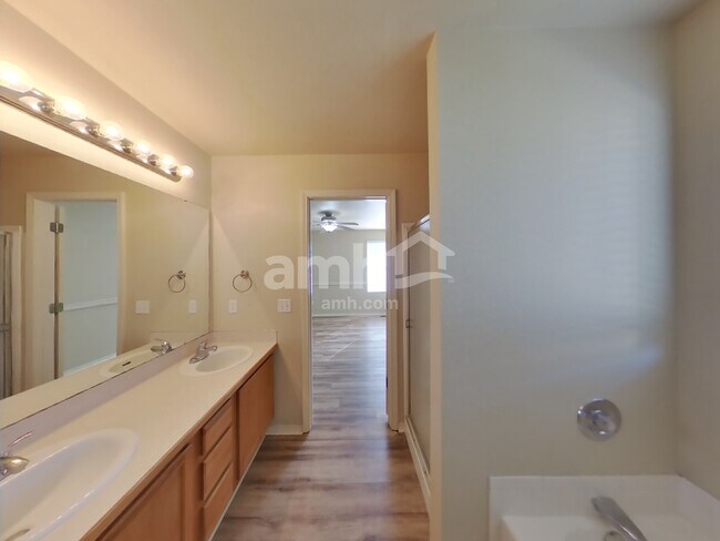 Building Photo - 585 N Katie Way