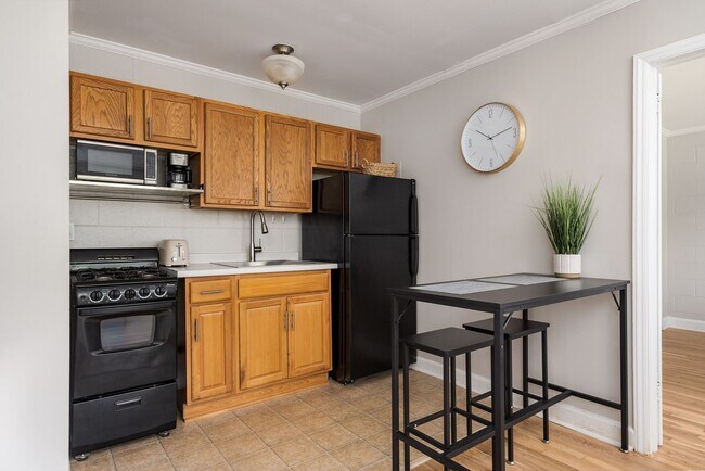 Building Photo - One Bedroom Across From Walking & Biking Trails in Fisher Park - Water & Parking Included