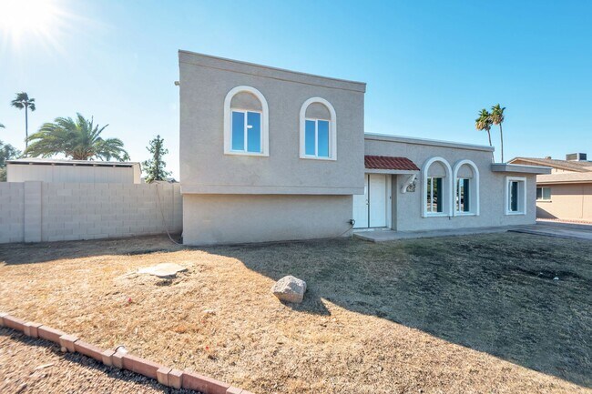 Building Photo - Large 6 Bed/3 Bath house close to ASU with awesome backyard