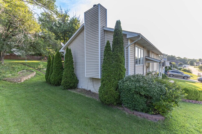 Building Photo - 4371 W Southview Dr