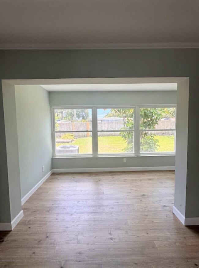 Building Photo - Stylish Seminole Condo with Private Garage in Chateaux de Bardmoor 55+ Community