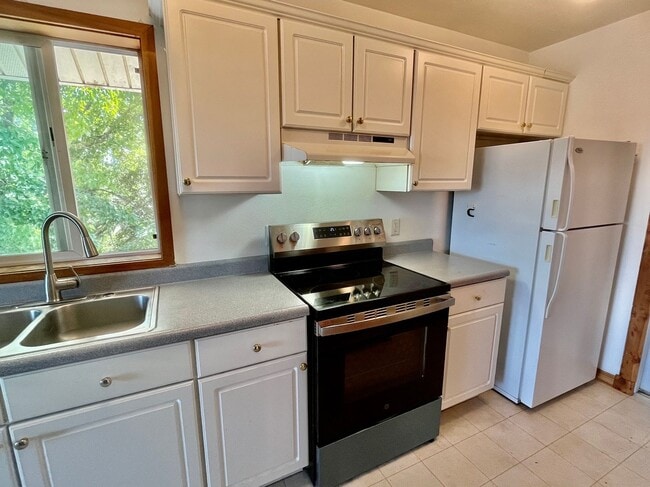 Building Photo - Spacious upper 3-bedroom unit with 2 full ...