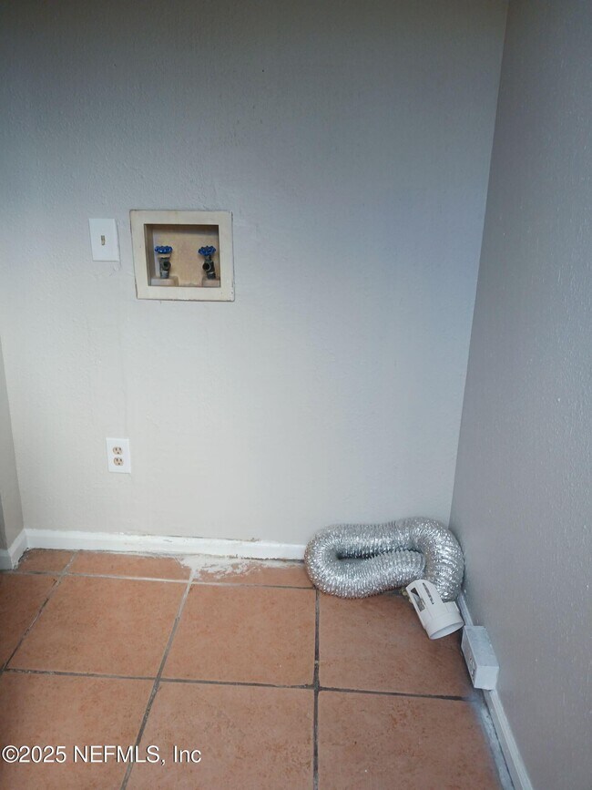 Building Photo - 110 E 15th St