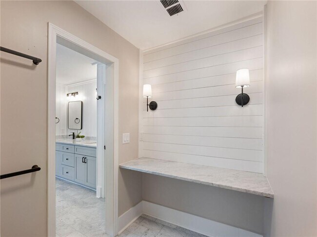 Building Photo - 3965 Hamilton View Way NE