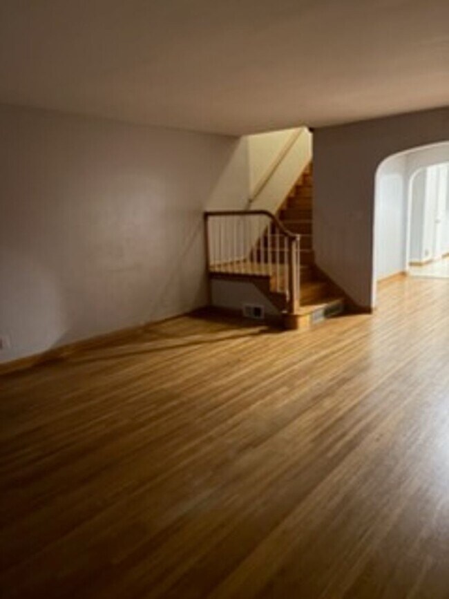 Building Photo - 8100 - 547/549 COURT AVE. (WESTON)