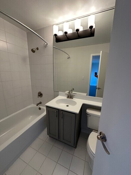 Building Photo - 1350 N Dearborn St