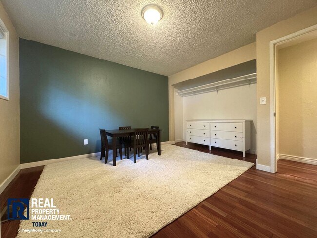 Building Photo - Beautifully Updated 3 Bedroom Rambler!