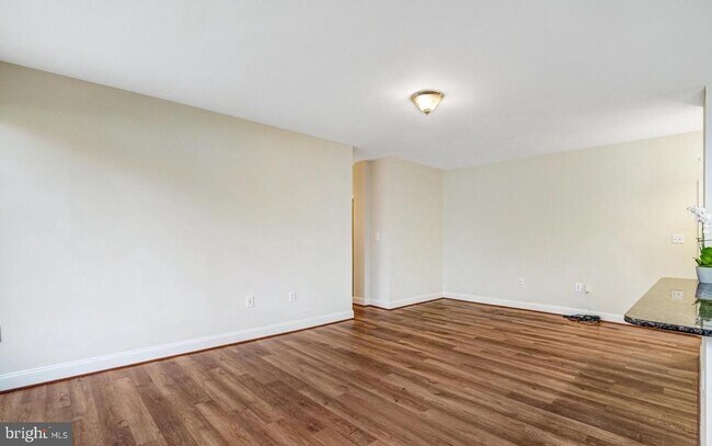 Building Photo - 3245 Rio Dr