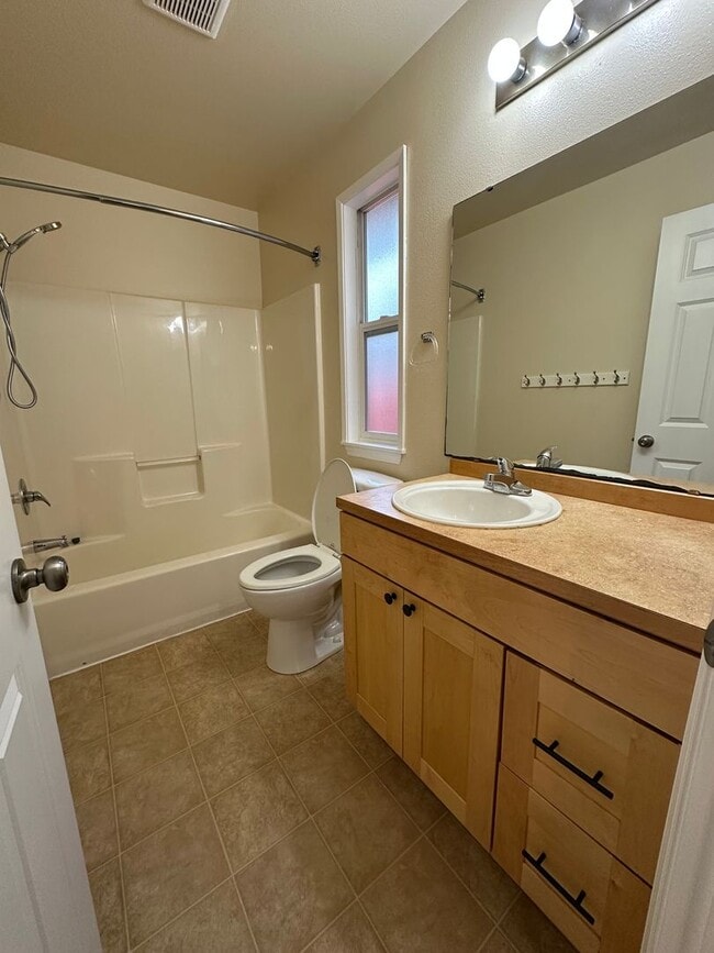 Building Photo - Granite Falls Rambler