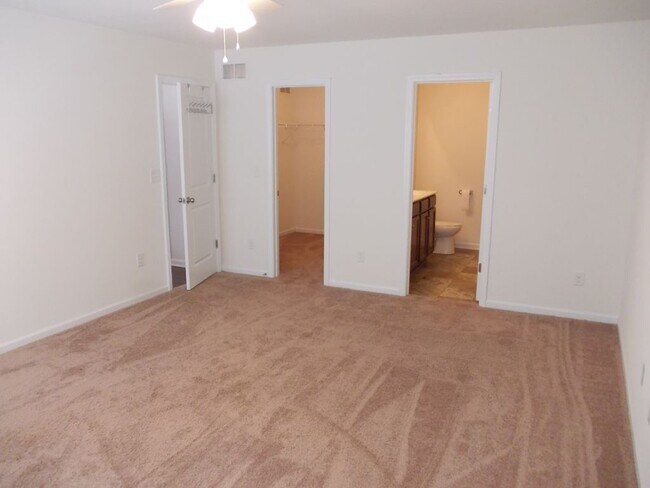 Building Photo - 2528 Walnut Forest Dr