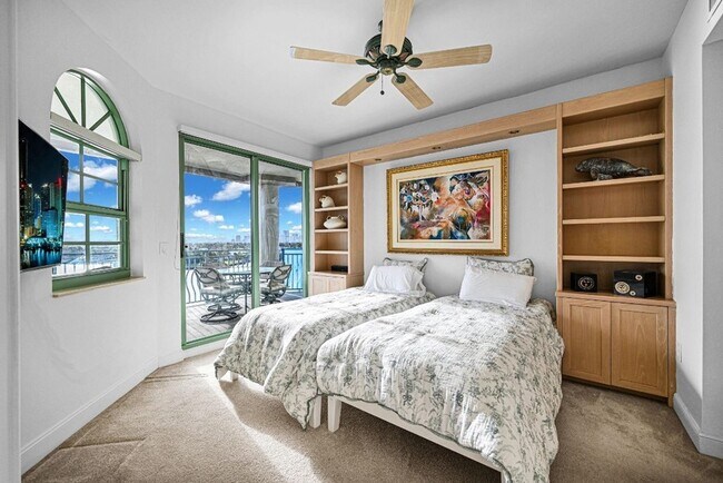 Building Photo - 301 N Birch Rd