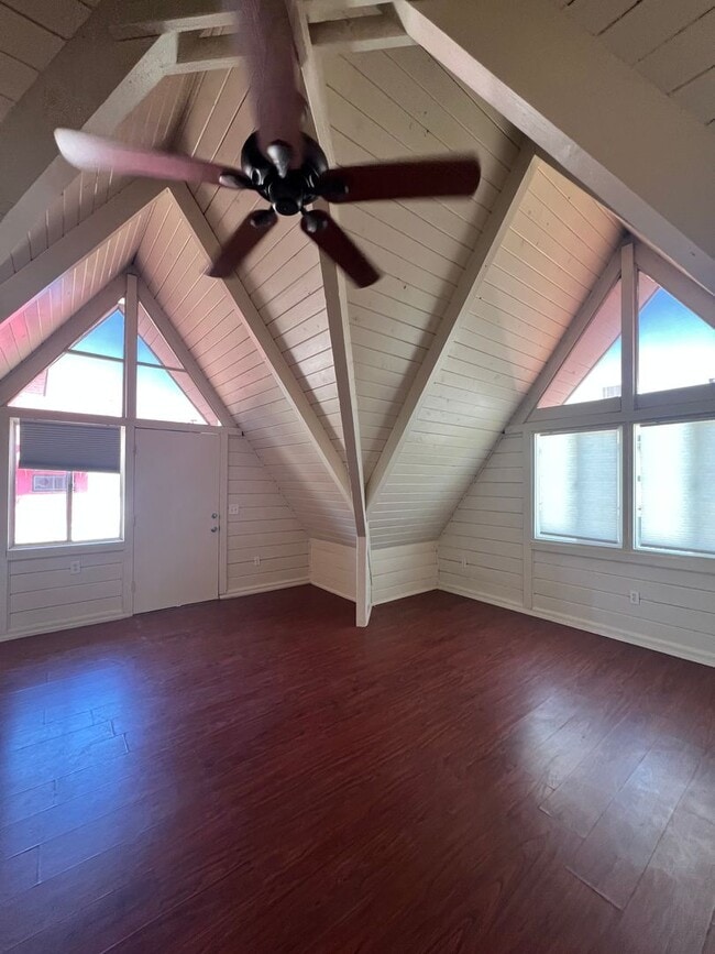 Building Photo - Cozy 1 Bedroom Apartment Located Near Free...