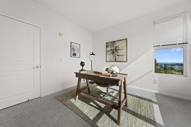 Building Photo - Epic REA - Top floor, Sweeping Views, 3 BR...