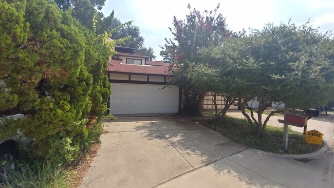 Building Photo - Enjoy a convenient and stylish living!