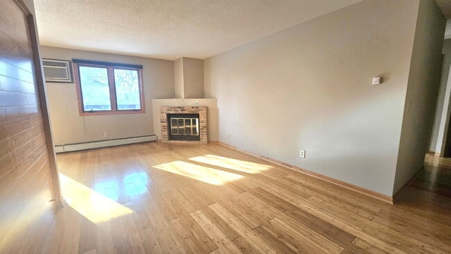 Building Photo - "Charming 2-Bedroom 1 bath Condo with 1000 Sq Ft of Comfort in Plymouth, MN!"